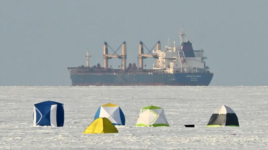 Baltské moře je nejzamrzlejší za 15 let. Led ohrožuje ruský export ropy